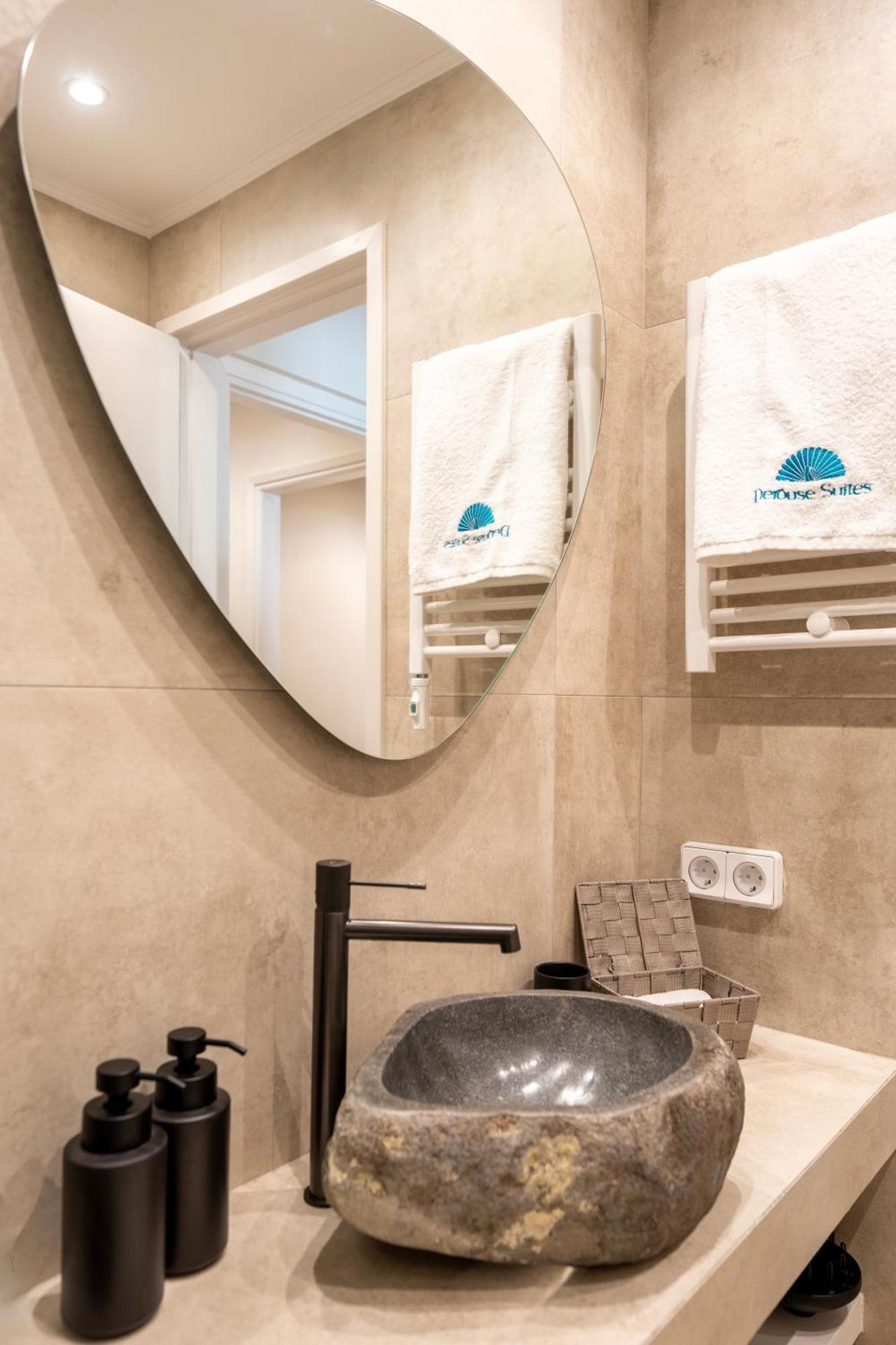 Derouse Eva Suite Jacuzzi & Sauna أثينا المظهر الخارجي الصورة