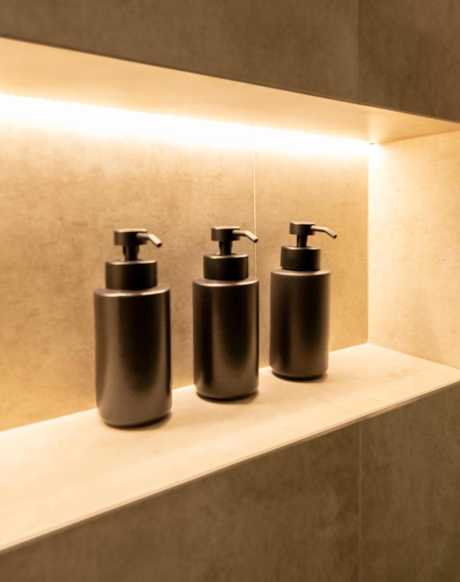 Derouse Eva Suite Jacuzzi & Sauna أثينا المظهر الخارجي الصورة